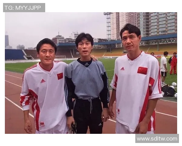 老牌足球巨星温情重聚经典合影再现绿茵岁月情怀